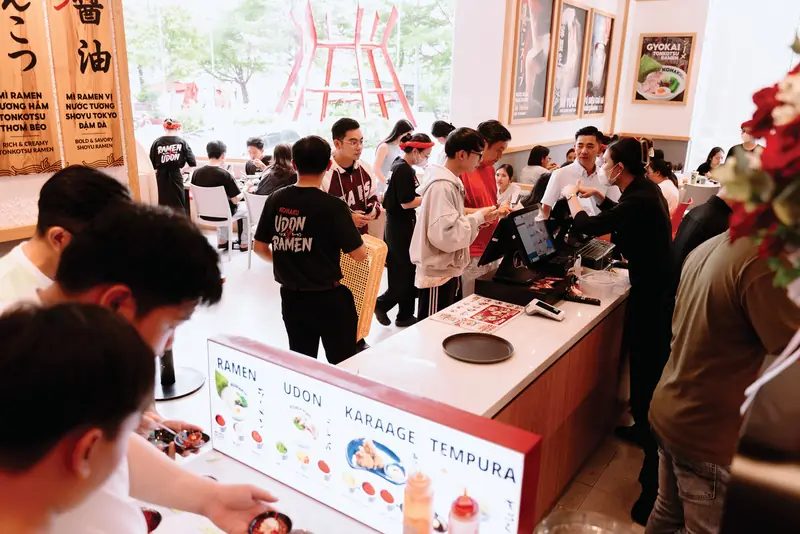 Khách xếp hàng gọi món tại quầy