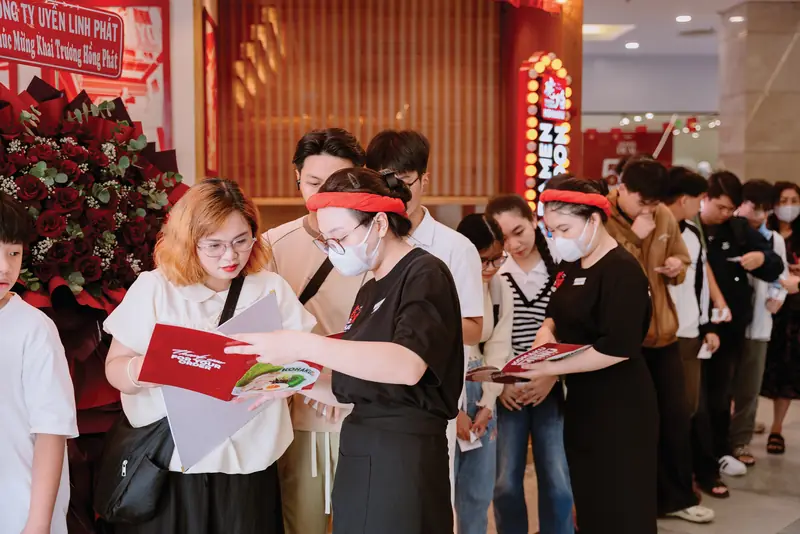 Nhân viên Kohaku phát tờ rơi cho khách đang xếp hàng