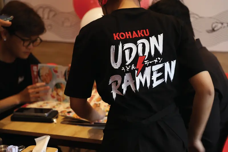 Nhân viên Kohaku trong áo đồng phục Udon Ramen